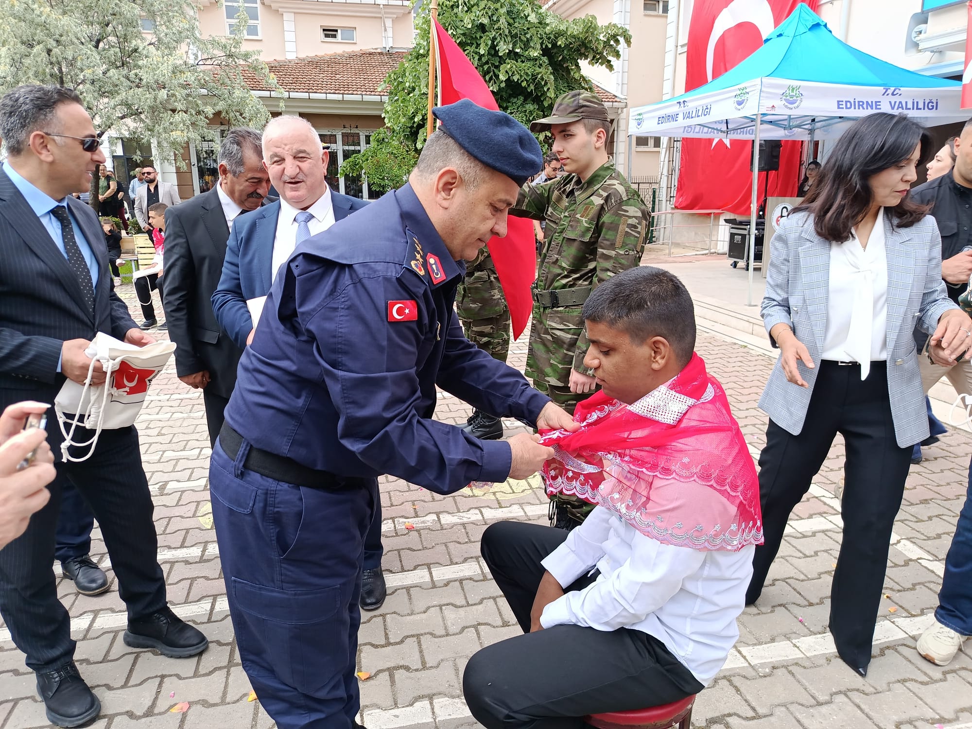 Edirne'de 'Engelliler Haftası' etkinlikleri kapsamında, özel gereksinimli gençler için temsili asker uğurlama töreni düzenlendi. Renkli görüntülerin yaşandığı programda, asker üniforması giyen gençlerin ellerine kına yakıldı.